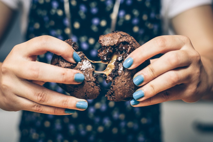 Hvordan bake en dobbel sjokolade chip cookie