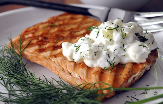 Hvordan lage fisk med yoghurtsaus?