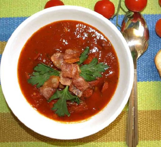 Tomat suppe med jakt pølser og bacon