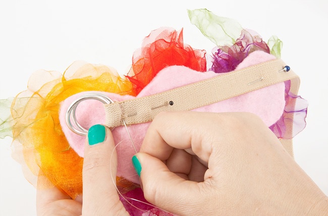 Hvordan lage et belte med blomster fra organza