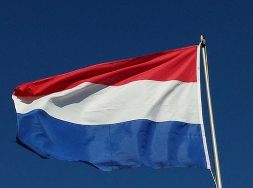 Flagg av Nederland vinker i vinden