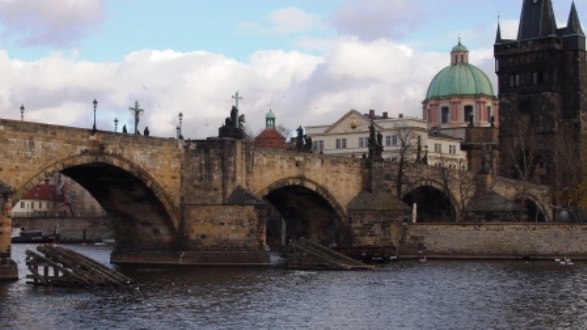 Severdigheter i Praha: den mystiske Karlsbroen