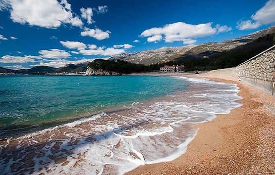 Kyst av Montenegro i strand sesongen